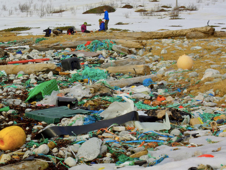 Praia cheia de lixo no norte da Noruega: em 30 anos, pode ter mais plástico que peixe nos mares (Bo Eide/Flickr)